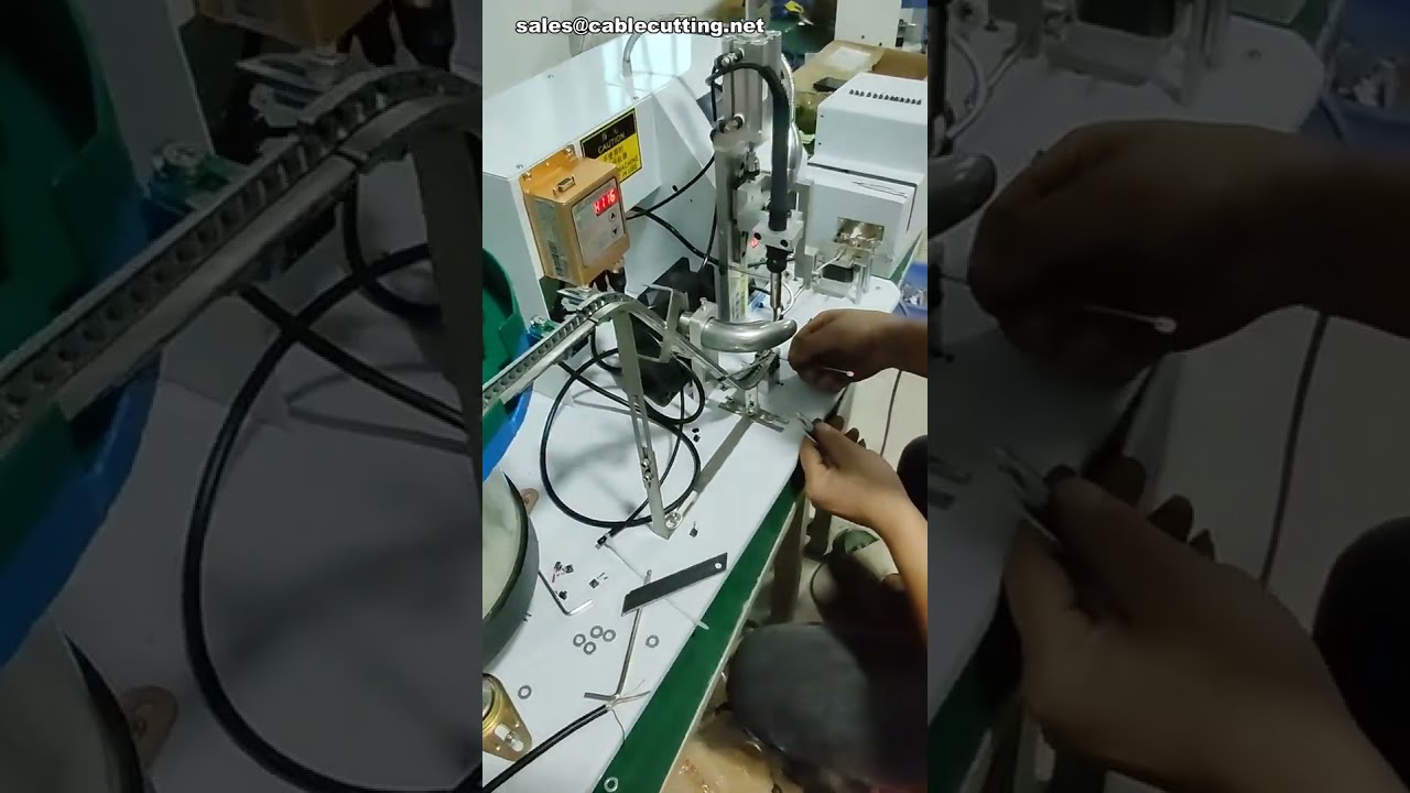 آلة لحام شبه أوتوماتيكية مع وحدة تغذية اهتزازية - حل متعدد المنتجات لتحسين الإنتاجية في المصانع