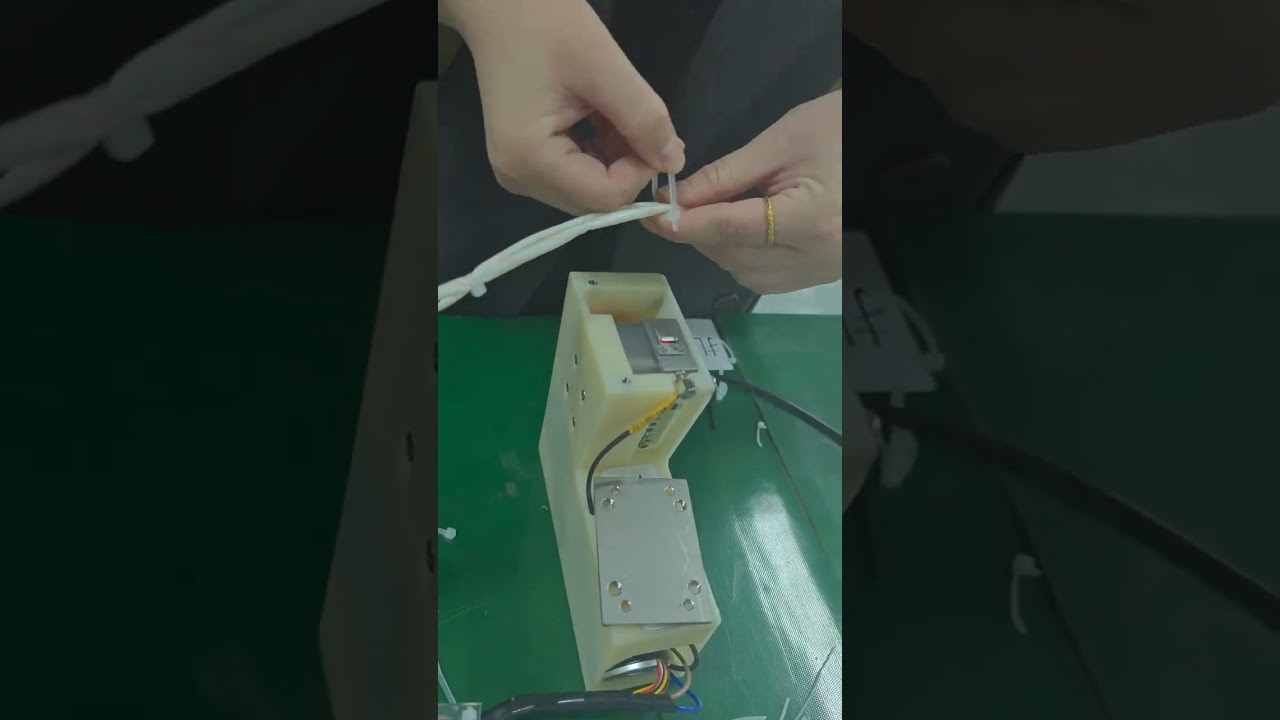 أداة ربط الكابلات المحمولة عالية الكفاءة تُركَّب بسهولة للقطع التلقائي السريع لعدة أربطة